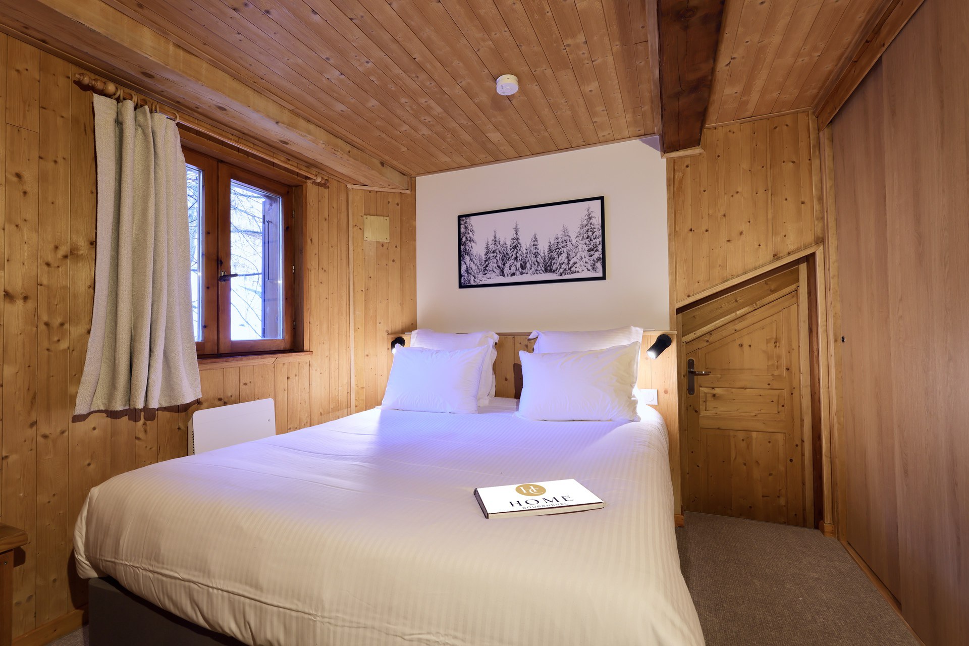 Chambre cosy du chalet Titania à Courchevel avec boiseries et lit double