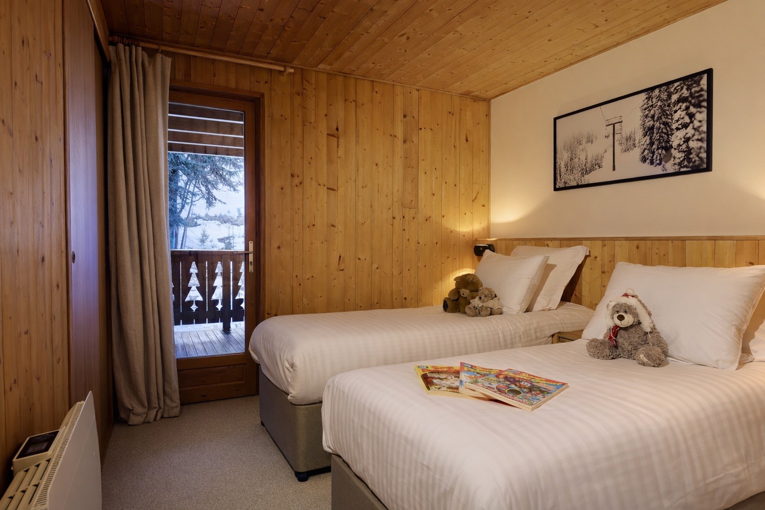 Chambre enfants du chalet Titania à Courchevel avec lits jumeaux et peluches