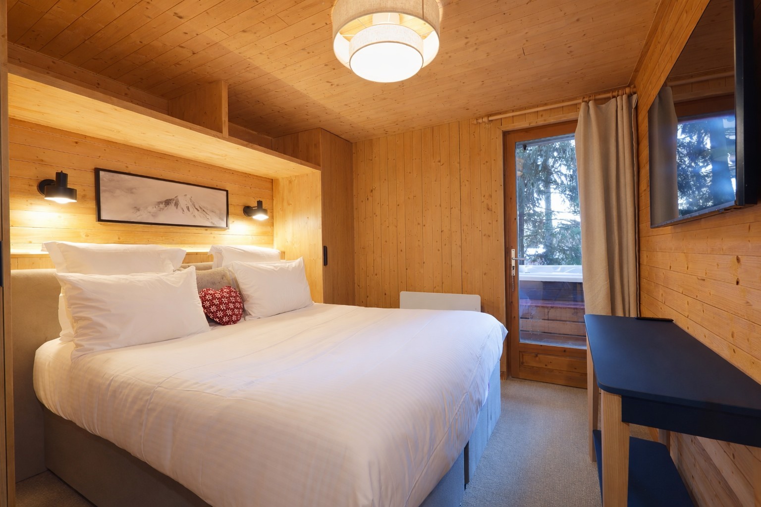 Chambre du chalet Titania à Courchevel avec accès direct au jacuzzi extérieur