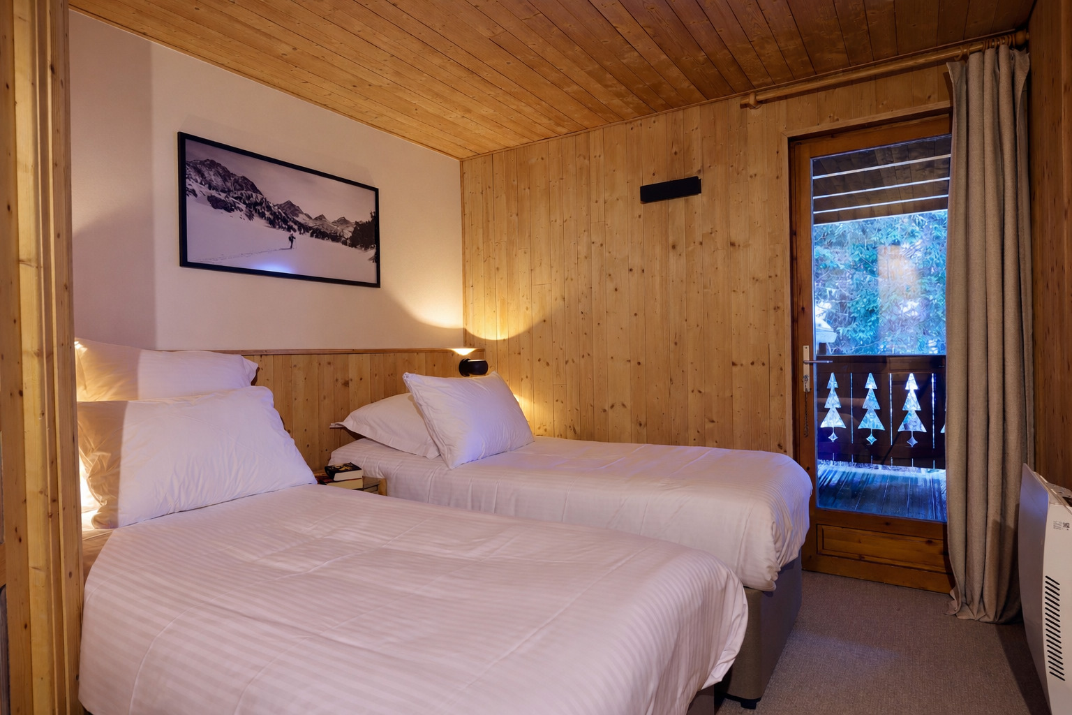 Chambre du chalet Titania à Courchevel avec lits jumeaux et vue montagne
