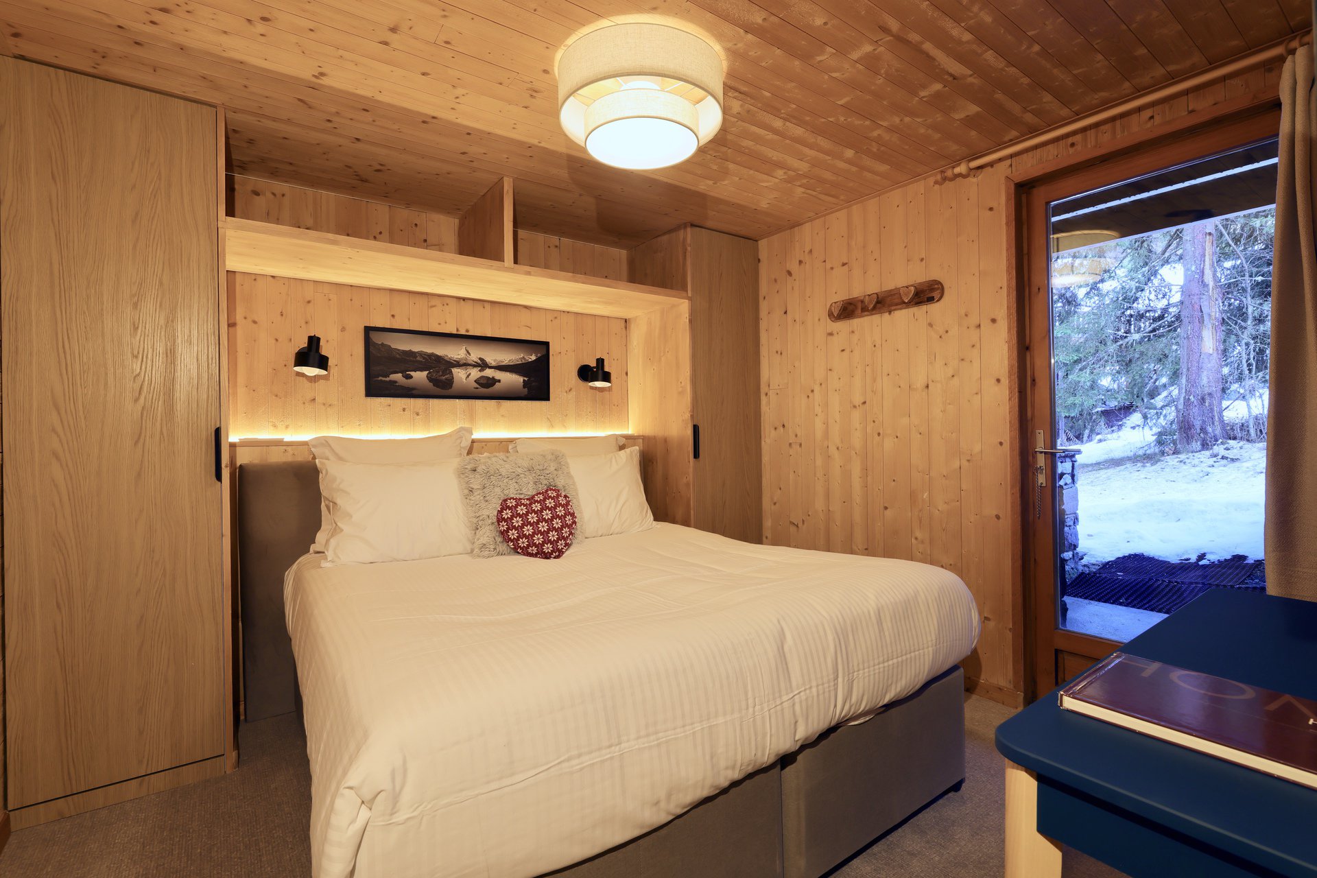 Chambre du chalet Titania à Courchevel avec accès direct à l'extérieur enneigé