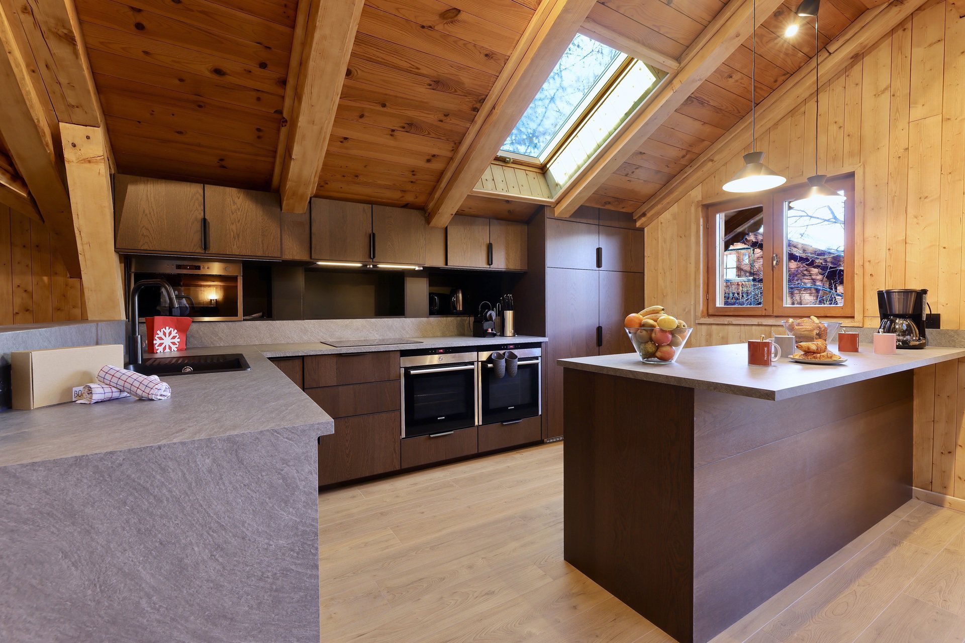 Cuisine entièrement équipée du chalet Titania à Courchevel avec double four