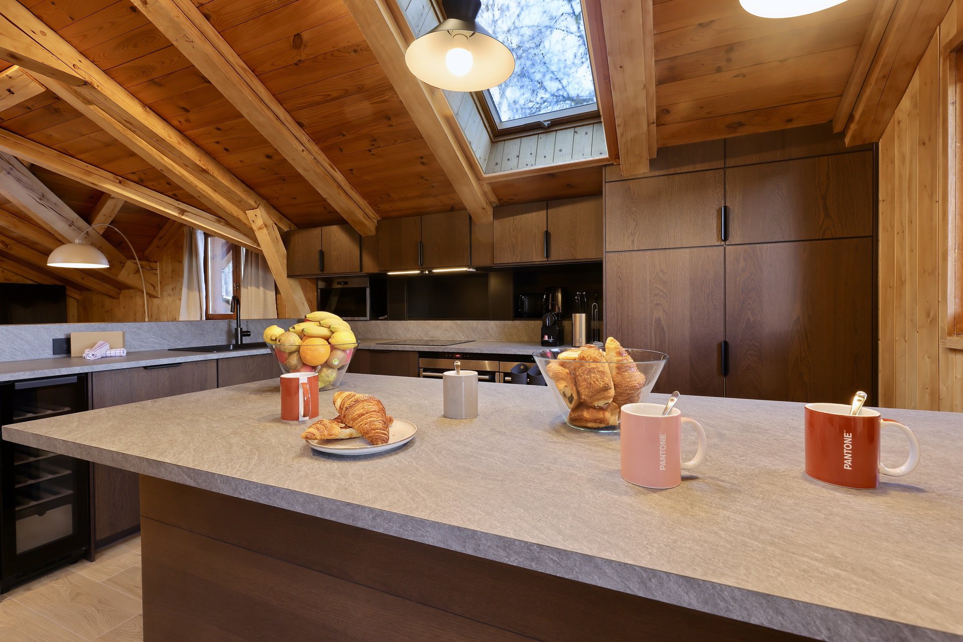 Îlot central de la cuisine du chalet Titania à Courchevel dressé pour le petit-déjeuner