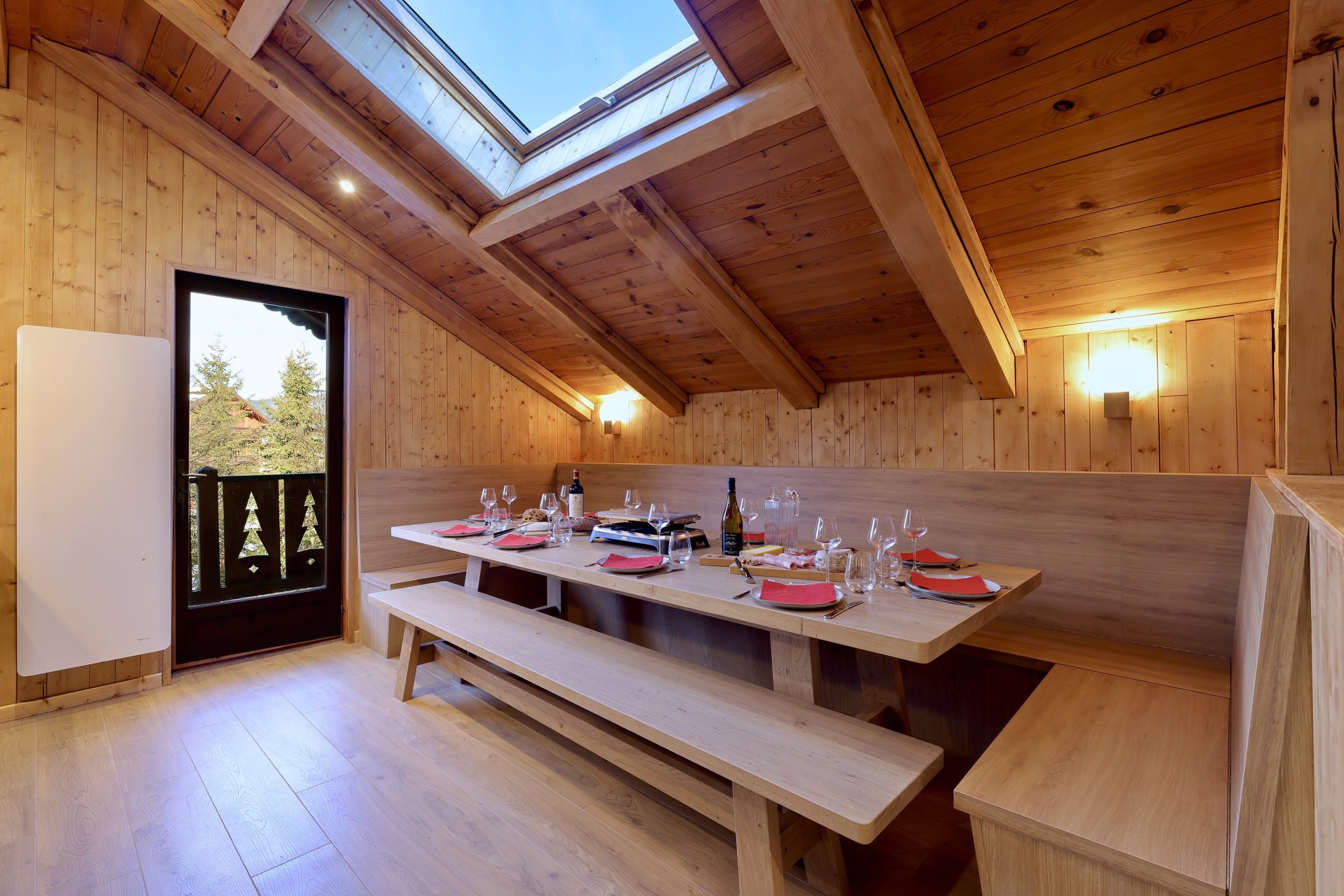 Table à manger du chalet Titania à Courchevel dressée pour un repas raclette