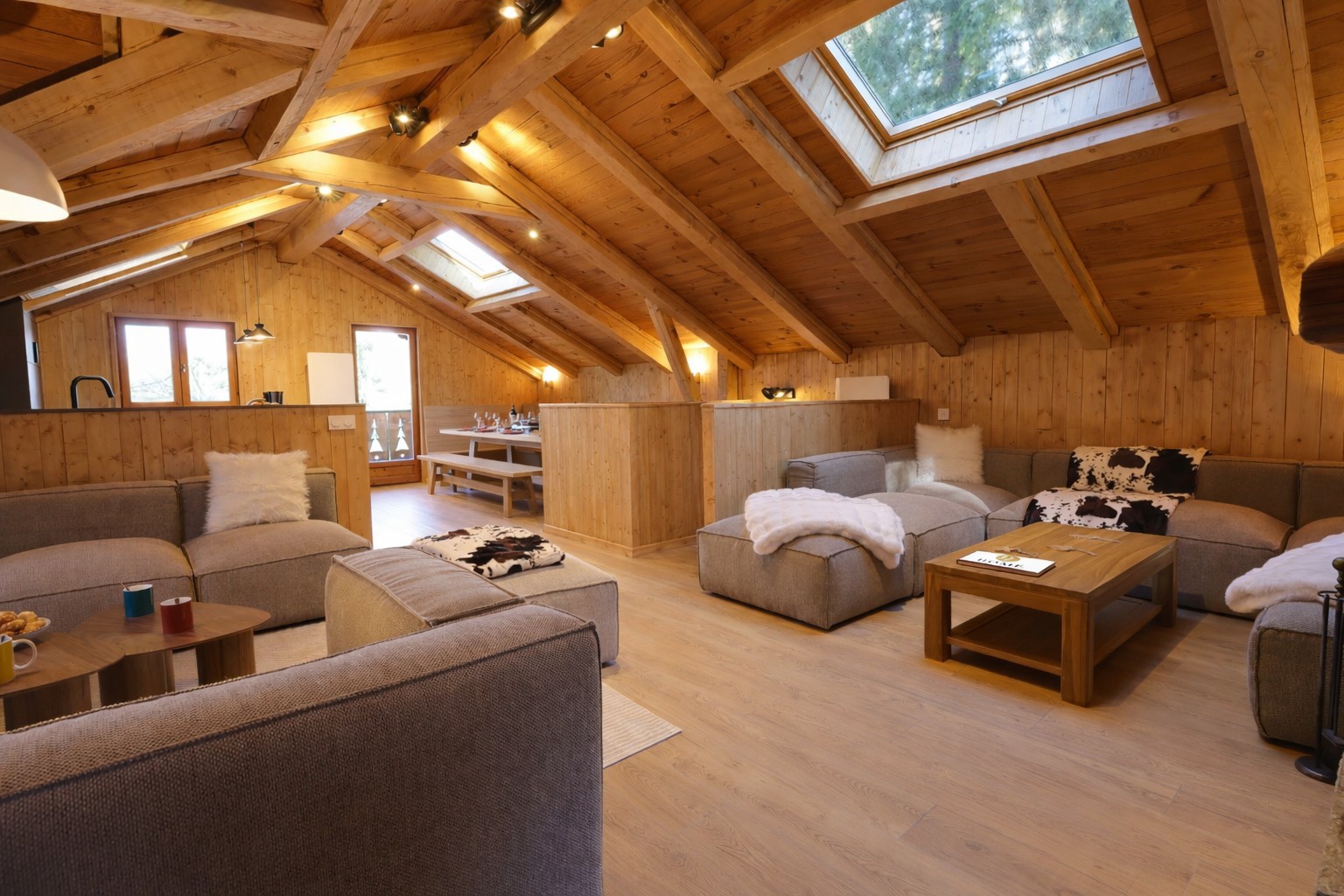 Vue d'ensemble du salon du chalet Titania à Courchevel avec charpente en bois et verrière
