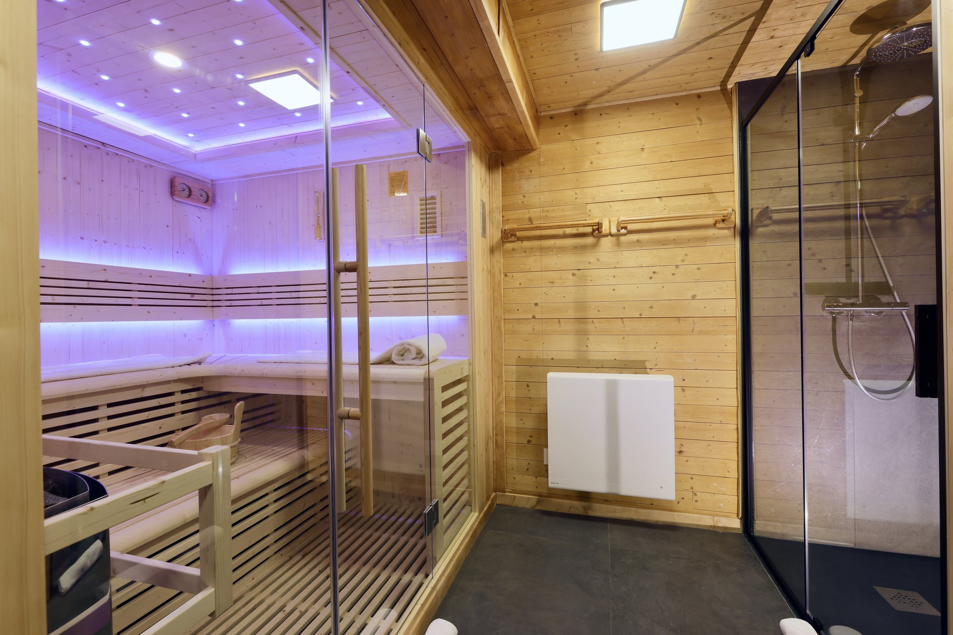 Sauna et douche du chalet Titania à Courchevel dans l'espace bien-être