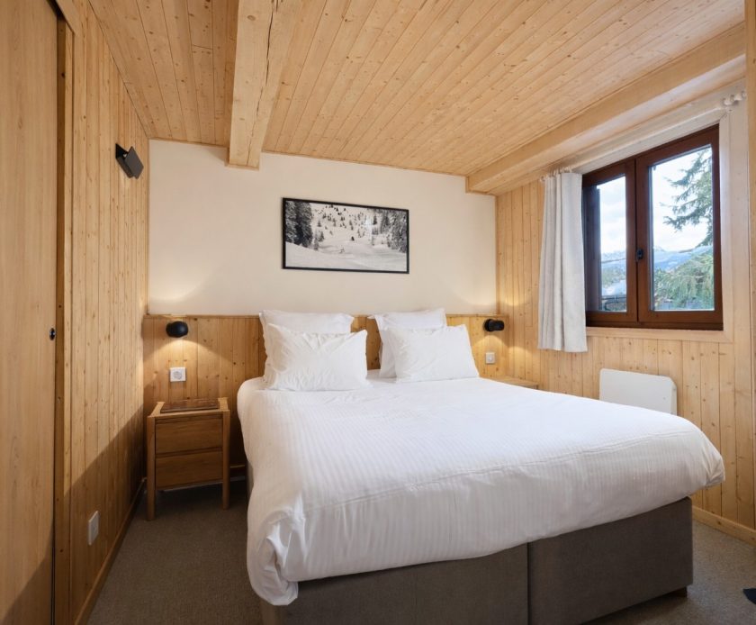 Chambre double du chalet Titania à Courchevel avec vue sur les sapins