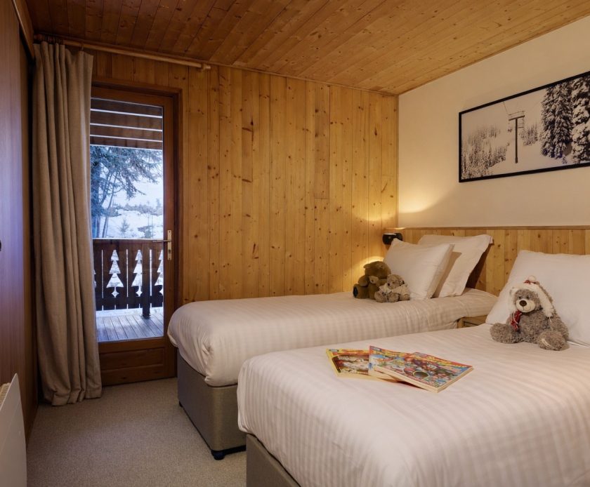 Chambre enfants du chalet Titania à Courchevel avec lits jumeaux et peluches