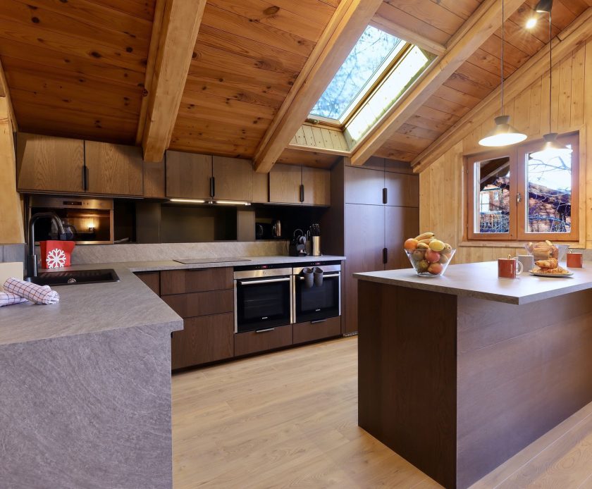 Cuisine entièrement équipée du chalet Titania à Courchevel avec double four