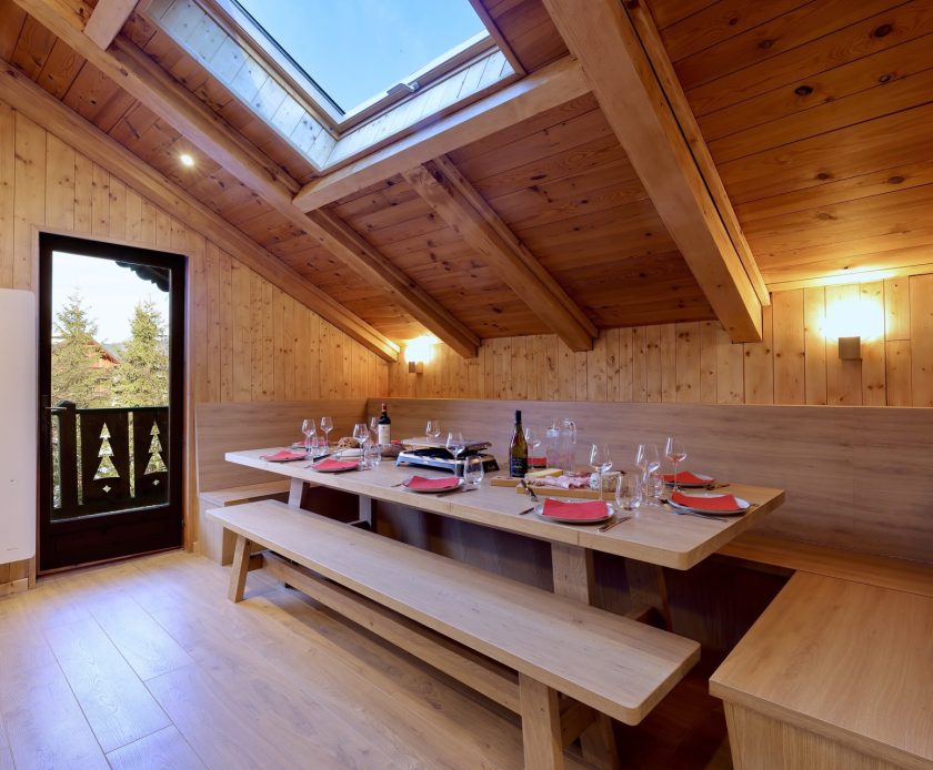Table à manger du chalet Titania à Courchevel dressée pour un repas raclette